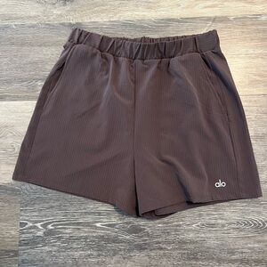 Alo Ready Set Shorts in Color Raisin